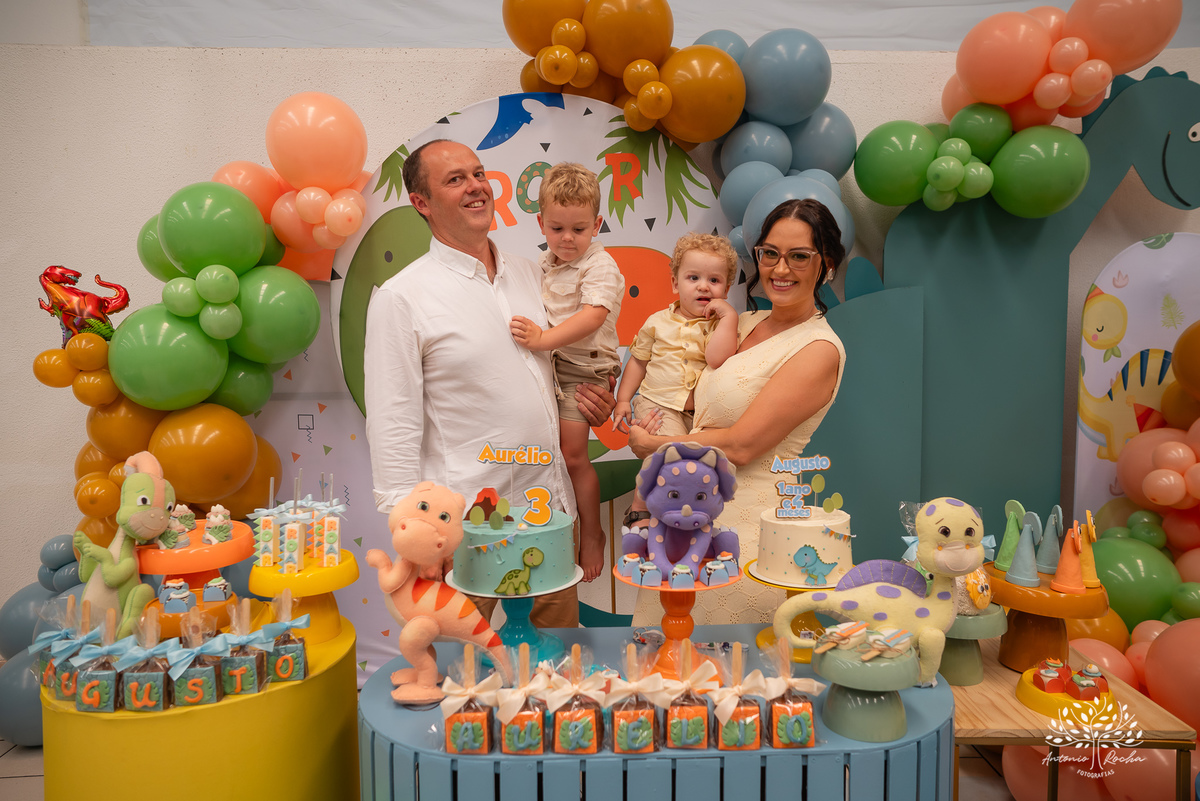 festa infantil - aniversário - fotografia de família - dinossauros - diversão - irmãos - celebração - alegria - Prof. Tiago - música ao vivo - decoração temática - fotografia profissional - lembranças inesquecíveis - Antonio Rocha fotografias - Pelotas