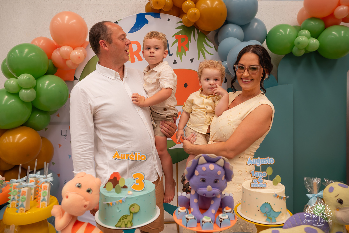 festa infantil - aniversário - fotografia de família - dinossauros - diversão - irmãos - celebração - alegria - Prof. Tiago - música ao vivo - decoração temática - fotografia profissional - lembranças inesquecíveis - Antonio Rocha fotografias - Pelotas