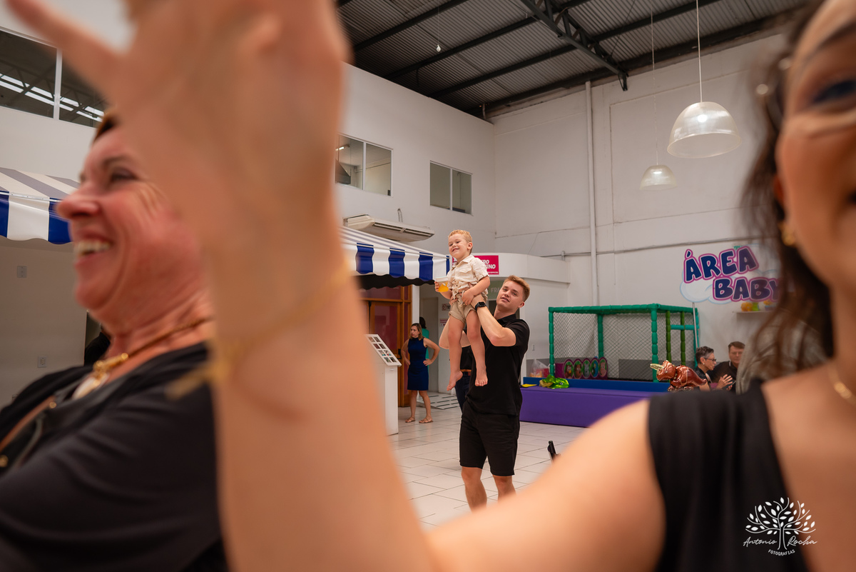 festa infantil - aniversário - fotografia de família - dinossauros - diversão - irmãos - celebração - alegria - Prof. Tiago - música ao vivo - decoração temática - fotografia profissional - lembranças inesquecíveis - Antonio Rocha fotografias - Pelotas