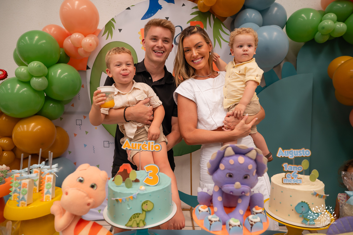 festa infantil - aniversário - fotografia de família - dinossauros - diversão - irmãos - celebração - alegria - Prof. Tiago - música ao vivo - decoração temática - fotografia profissional - lembranças inesquecíveis - Antonio Rocha fotografias - Pelotas