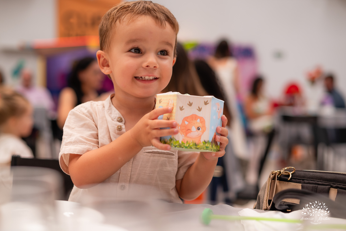 festa infantil - aniversário - fotografia de família - dinossauros - diversão - irmãos - celebração - alegria - Prof. Tiago - música ao vivo - decoração temática - fotografia profissional - lembranças inesquecíveis - Antonio Rocha fotografias - Pelotas
