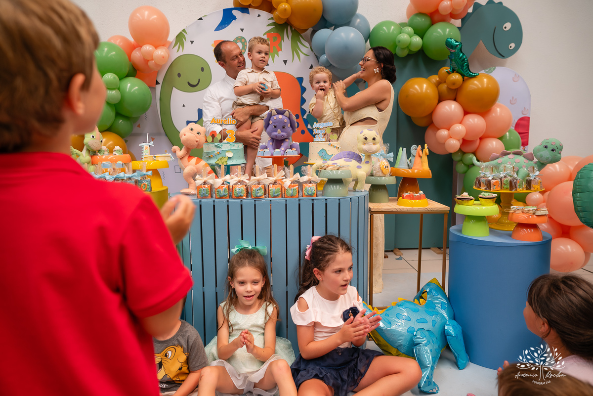 festa infantil - aniversário - fotografia de família - dinossauros - diversão - irmãos - celebração - alegria - Prof. Tiago - música ao vivo - decoração temática - fotografia profissional - lembranças inesquecíveis - Antonio Rocha fotografias - Pelotas