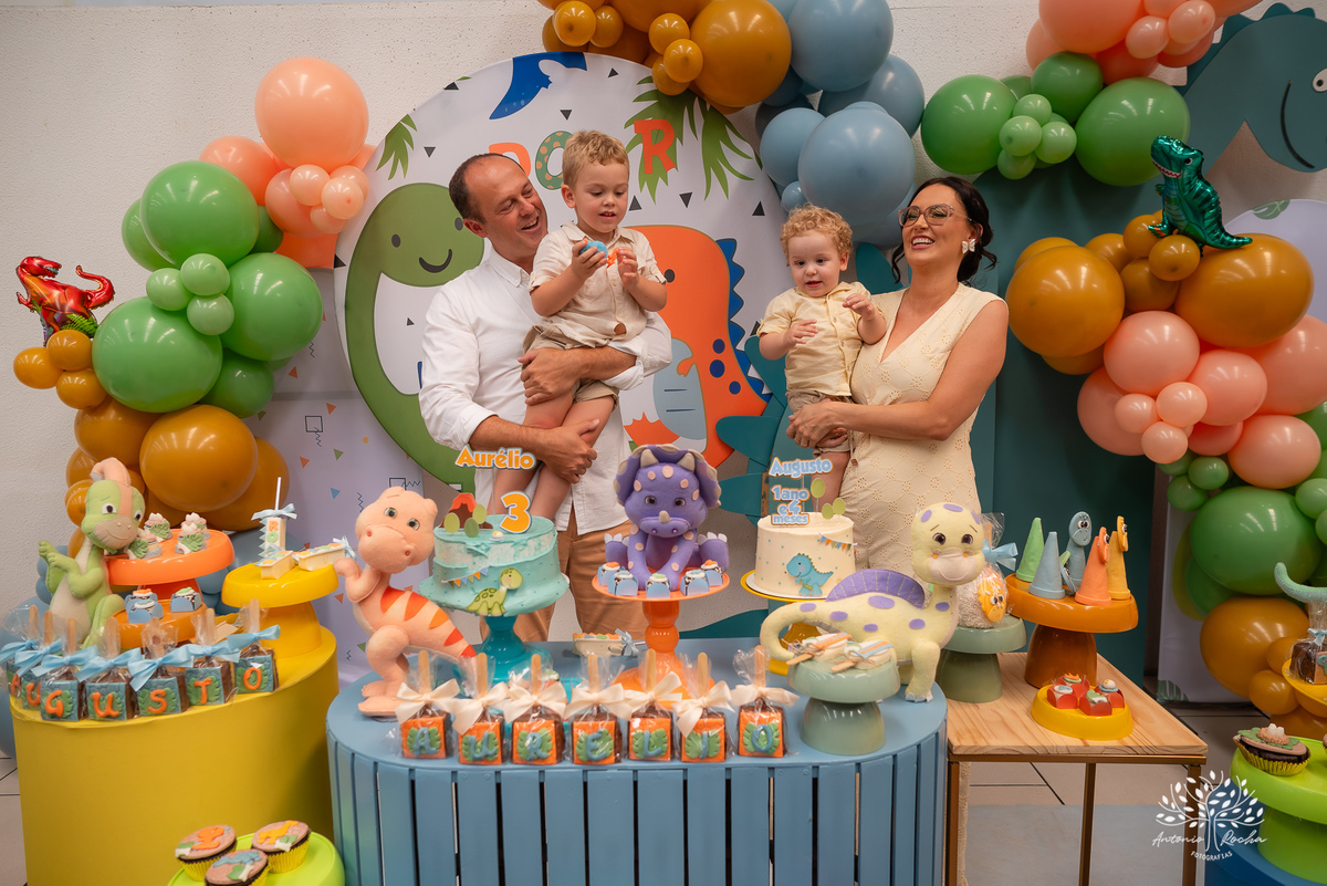 festa infantil - aniversário - fotografia de família - dinossauros - diversão - irmãos - celebração - alegria - Prof. Tiago - música ao vivo - decoração temática - fotografia profissional - lembranças inesquecíveis - Antonio Rocha fotografias - Pelotas