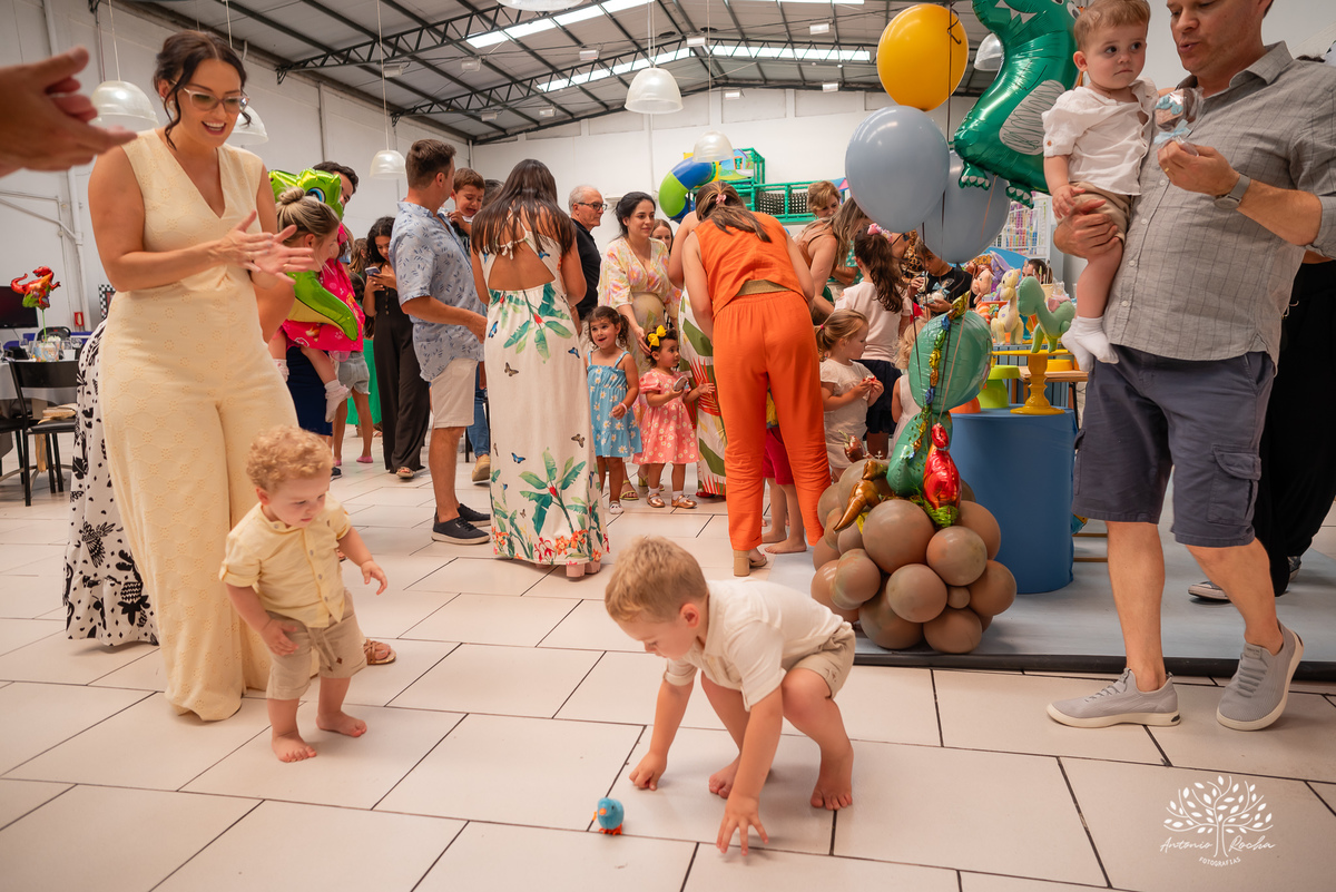 festa infantil - aniversário - fotografia de família - dinossauros - diversão - irmãos - celebração - alegria - Prof. Tiago - música ao vivo - decoração temática - fotografia profissional - lembranças inesquecíveis - Antonio Rocha fotografias - Pelotas