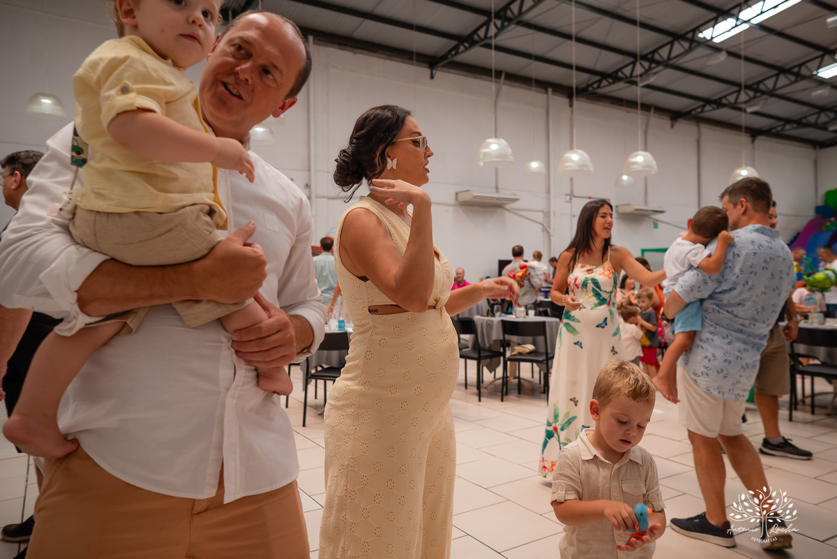 festa infantil - aniversário - fotografia de família - dinossauros - diversão - irmãos - celebração - alegria - Prof. Tiago - música ao vivo - decoração temática - fotografia profissional - lembranças inesquecíveis - Antonio Rocha fotografias - Pelotas