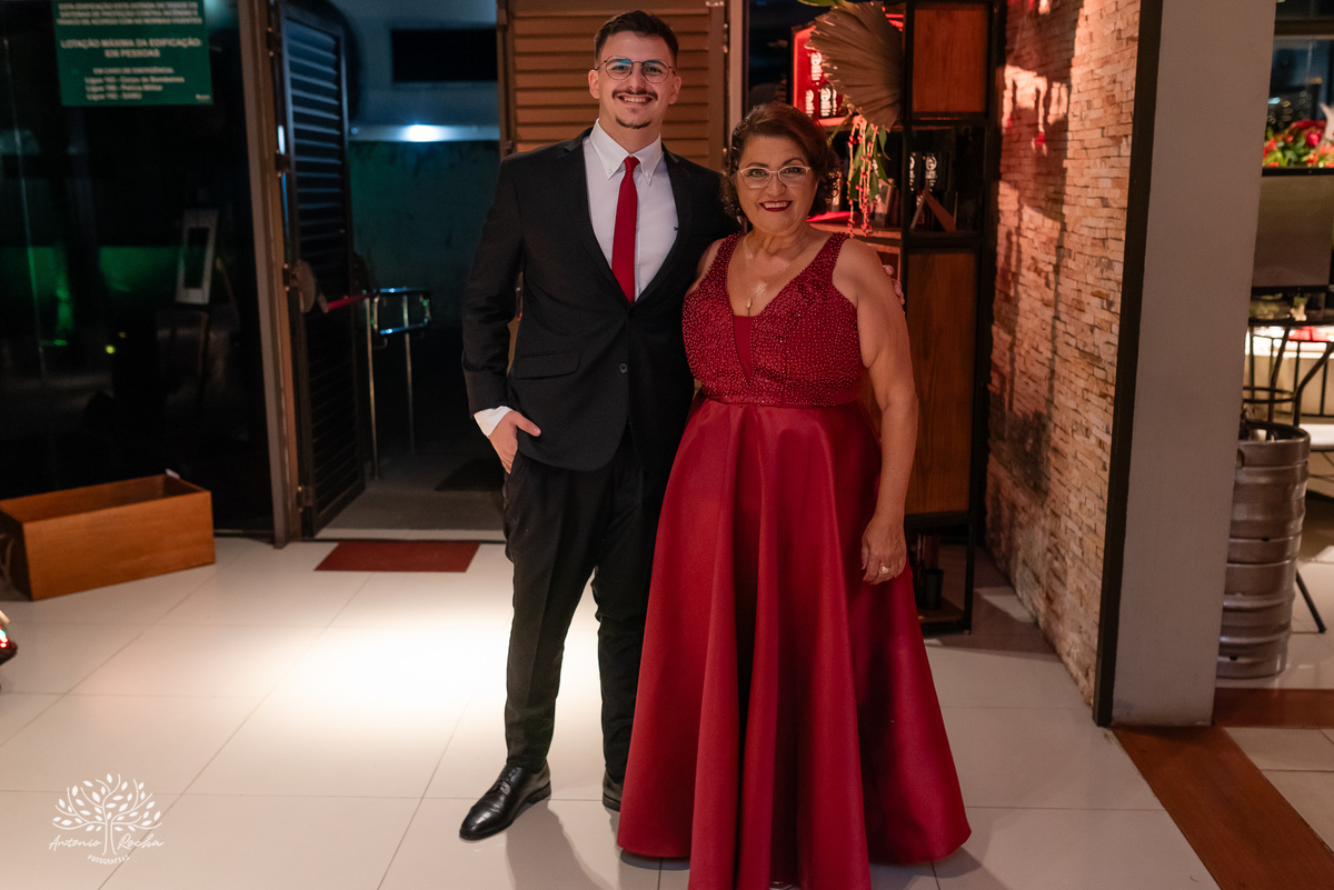 alegria - dedicação - esforço - aprendizado - formatura - Direito - Pedro - festa - amizade - Xavante - DJ - Xavabanda - discurso - brinde - pista de dança - bar - costelão - celebração - família – Pelotas - trabalho - registro - Antonio Rocha Fotografias