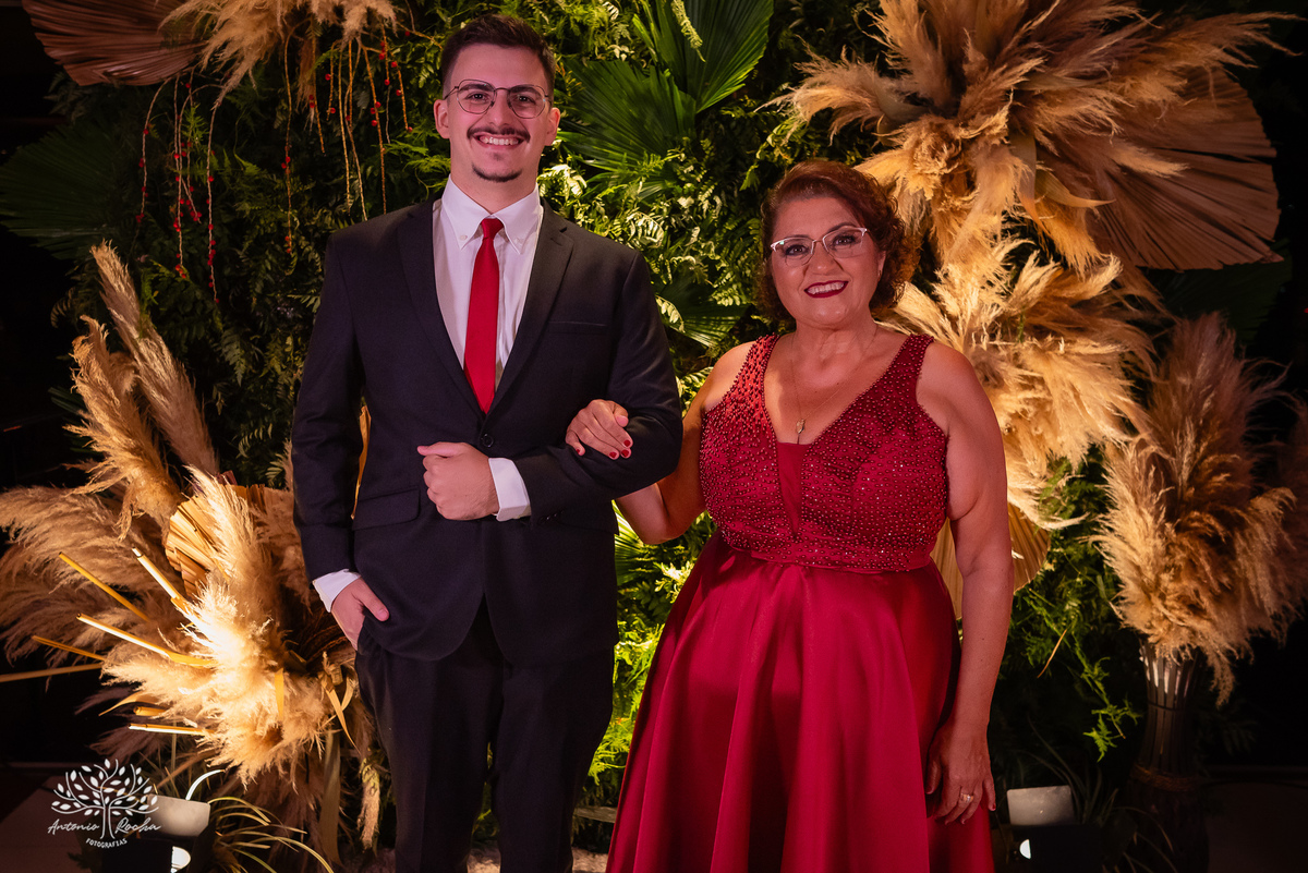 alegria - dedicação - esforço - aprendizado - formatura - Direito - Pedro - festa - amizade - Xavante - DJ - Xavabanda - discurso - brinde - pista de dança - bar - costelão - celebração - família – Pelotas - trabalho - registro - Antonio Rocha Fotografias