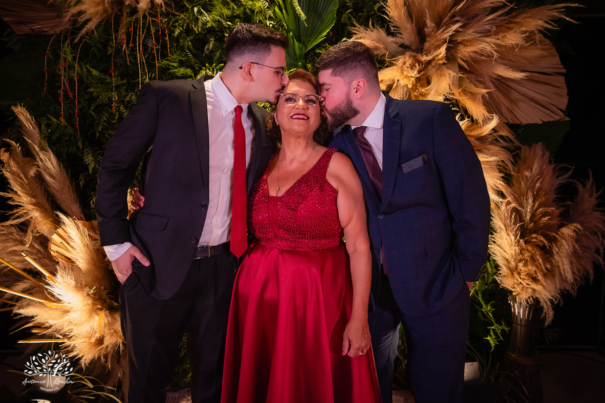 alegria - dedicação - esforço - aprendizado - formatura - Direito - Pedro - festa - amizade - Xavante - DJ - Xavabanda - discurso - brinde - pista de dança - bar - costelão - celebração - família – Pelotas - trabalho - registro - Antonio Rocha Fotografias