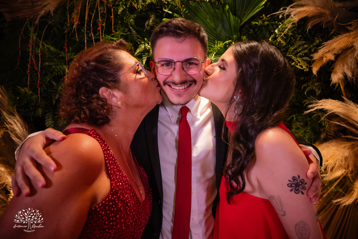 alegria - dedicação - esforço - aprendizado - formatura - Direito - Pedro - festa - amizade - Xavante - DJ - Xavabanda - discurso - brinde - pista de dança - bar - costelão - celebração - família – Pelotas - trabalho - registro - Antonio Rocha Fotografias