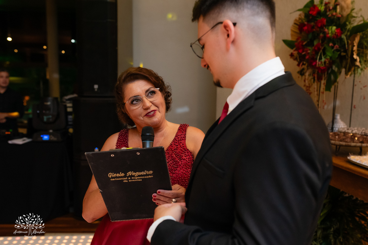 alegria - dedicação - esforço - aprendizado - formatura - Direito - Pedro - festa - amizade - Xavante - DJ - Xavabanda - discurso - brinde - pista de dança - bar - costelão - celebração - família – Pelotas - trabalho - registro - Antonio Rocha Fotografias