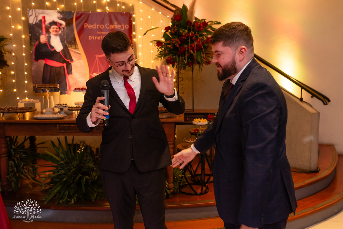 alegria - dedicação - esforço - aprendizado - formatura - Direito - Pedro - festa - amizade - Xavante - DJ - Xavabanda - discurso - brinde - pista de dança - bar - costelão - celebração - família – Pelotas - trabalho - registro - Antonio Rocha Fotografias