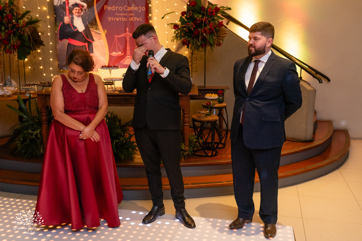 alegria - dedicação - esforço - aprendizado - formatura - Direito - Pedro - festa - amizade - Xavante - DJ - Xavabanda - discurso - brinde - pista de dança - bar - costelão - celebração - família – Pelotas - trabalho - registro - Antonio Rocha Fotografias