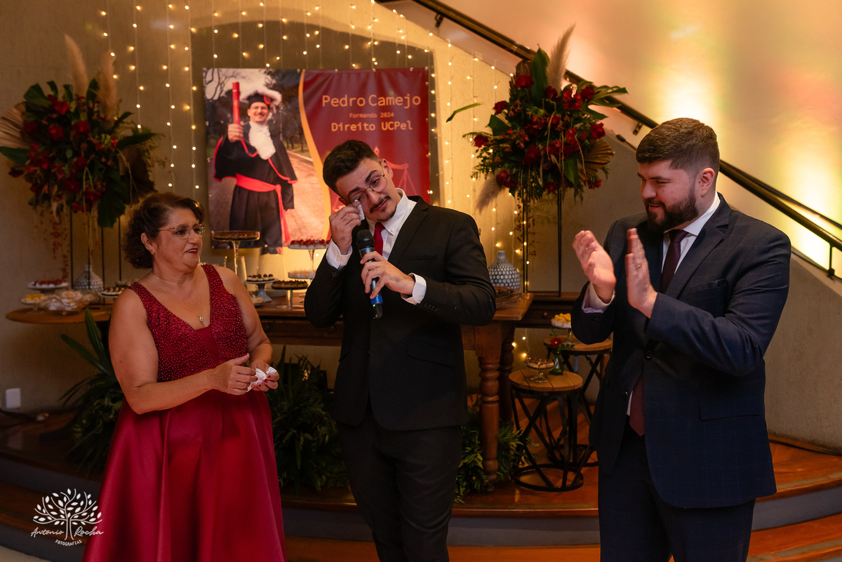 alegria - dedicação - esforço - aprendizado - formatura - Direito - Pedro - festa - amizade - Xavante - DJ - Xavabanda - discurso - brinde - pista de dança - bar - costelão - celebração - família – Pelotas - trabalho - registro - Antonio Rocha Fotografias