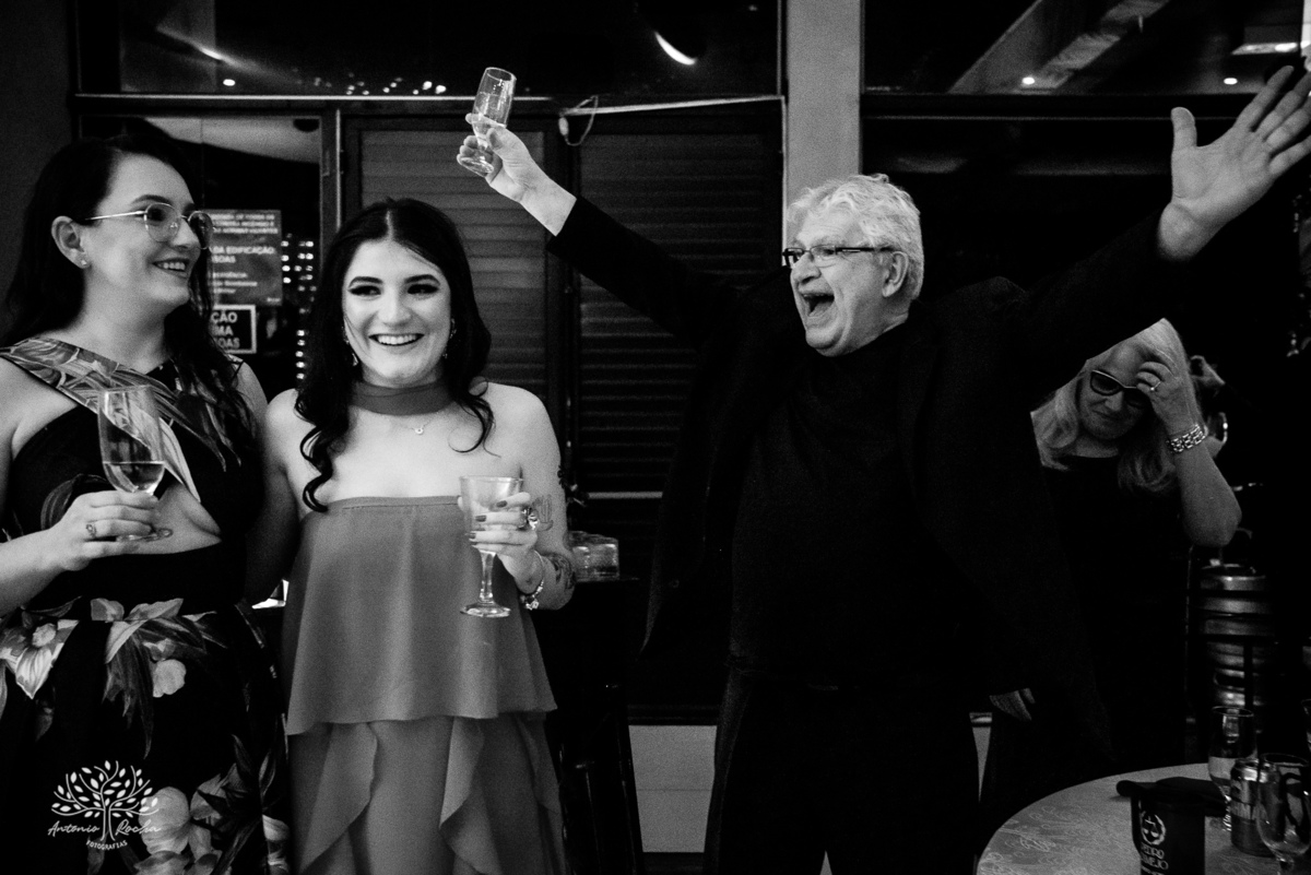 alegria - dedicação - esforço - aprendizado - formatura - Direito - Pedro - festa - amizade - Xavante - DJ - Xavabanda - discurso - brinde - pista de dança - bar - costelão - celebração - família – Pelotas - trabalho - registro - Antonio Rocha Fotografias