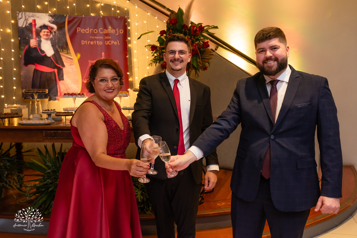 alegria - dedicação - esforço - aprendizado - formatura - Direito - Pedro - festa - amizade - Xavante - DJ - Xavabanda - discurso - brinde - pista de dança - bar - costelão - celebração - família – Pelotas - trabalho - registro - Antonio Rocha Fotografias