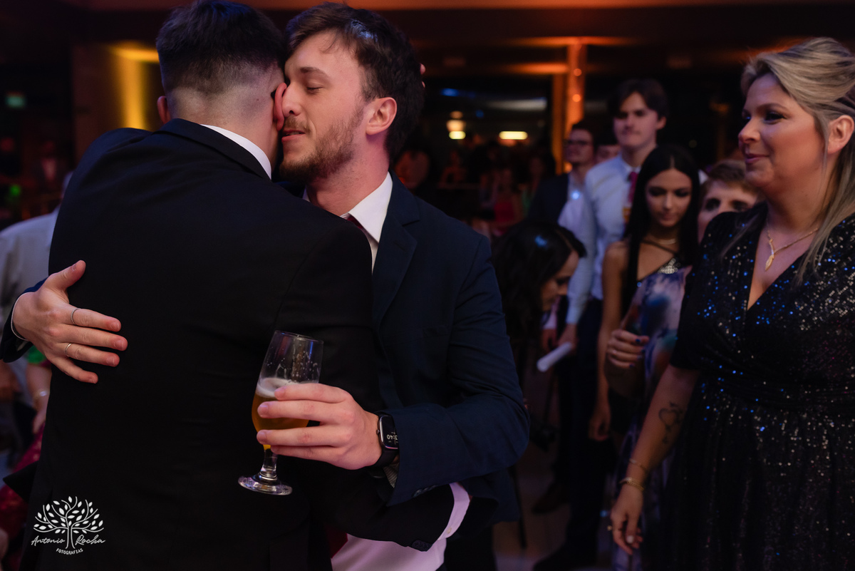 alegria - dedicação - esforço - aprendizado - formatura - Direito - Pedro - festa - amizade - Xavante - DJ - Xavabanda - discurso - brinde - pista de dança - bar - costelão - celebração - família – Pelotas - trabalho - registro - Antonio Rocha Fotografias