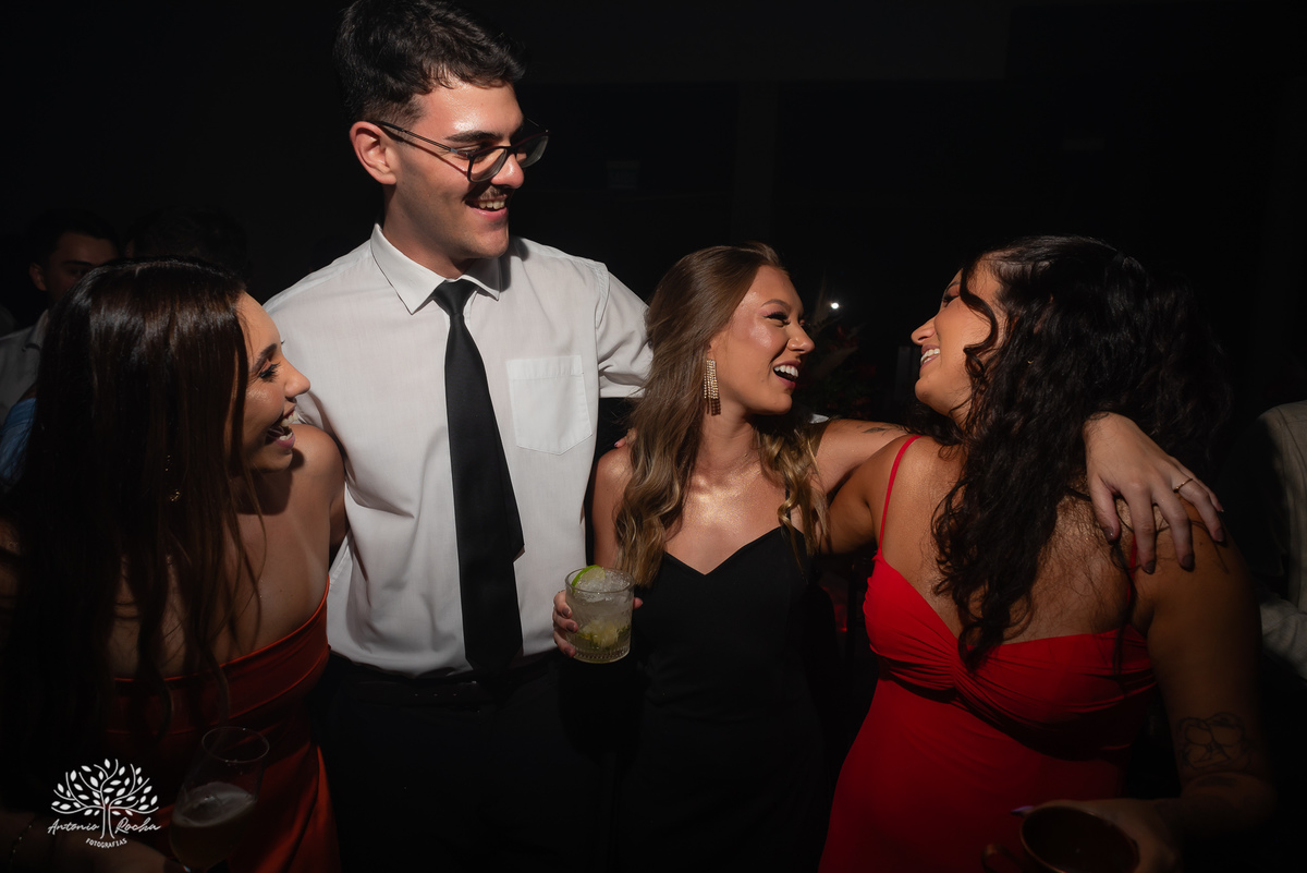 alegria - dedicação - esforço - aprendizado - formatura - Direito - Pedro - festa - amizade - Xavante - DJ - Xavabanda - discurso - brinde - pista de dança - bar - costelão - celebração - família – Pelotas - trabalho - registro - Antonio Rocha Fotografias