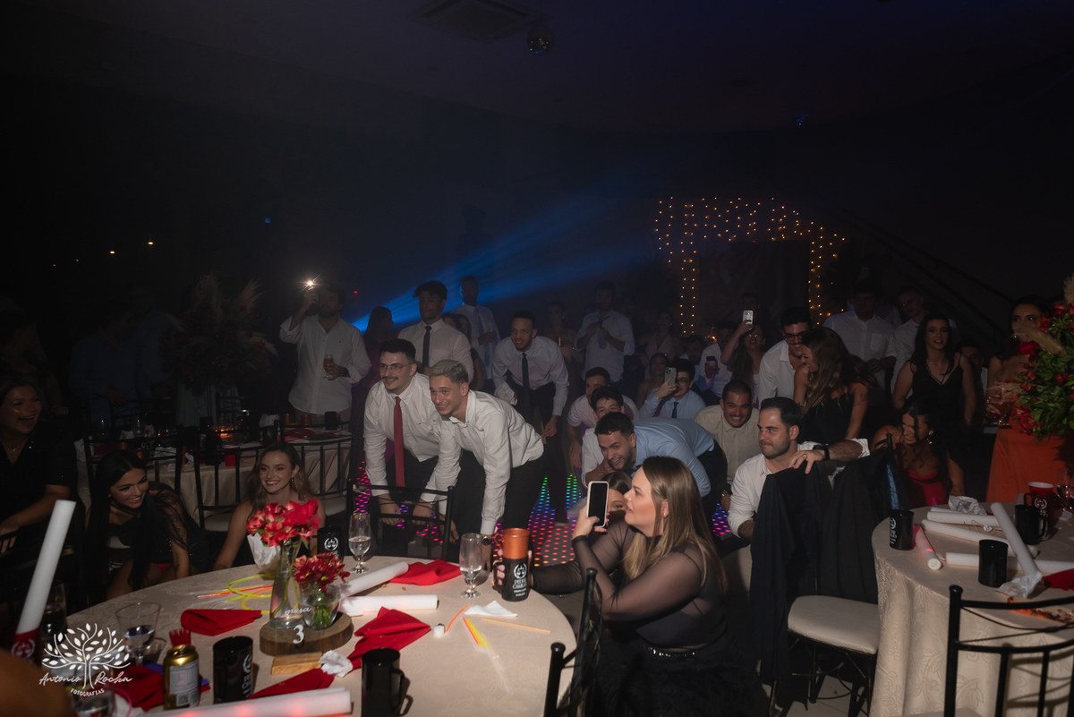 alegria - dedicação - esforço - aprendizado - formatura - Direito - Pedro - festa - amizade - Xavante - DJ - Xavabanda - discurso - brinde - pista de dança - bar - costelão - celebração - família – Pelotas - trabalho - registro - Antonio Rocha Fotografias