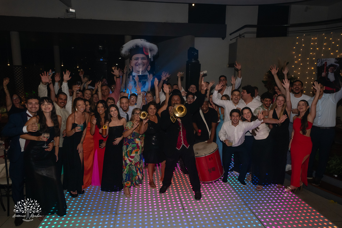 alegria - dedicação - esforço - aprendizado - formatura - Direito - Pedro - festa - amizade - Xavante - DJ - Xavabanda - discurso - brinde - pista de dança - bar - costelão - celebração - família – Pelotas - trabalho - registro - Antonio Rocha Fotografias