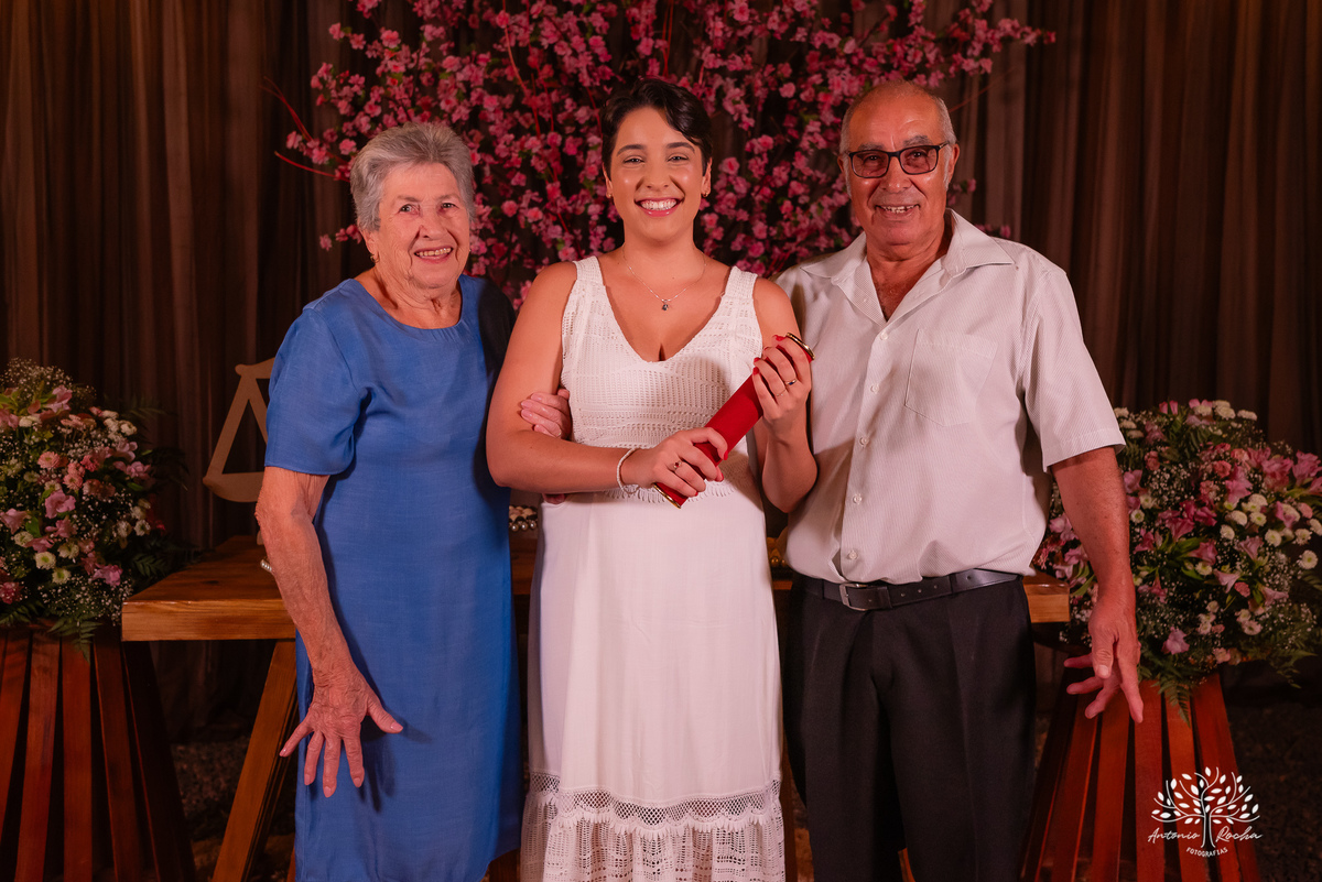 formatura - Direito - UFRGS - celebração - família - amigos - emoção - gratidão - conquista - pizzaria - raízes - colação de grau - festa - fotografia - memórias - alegria - sucesso - trajetória - abraços - momentos especiais-cerro grande do sul - pelotas