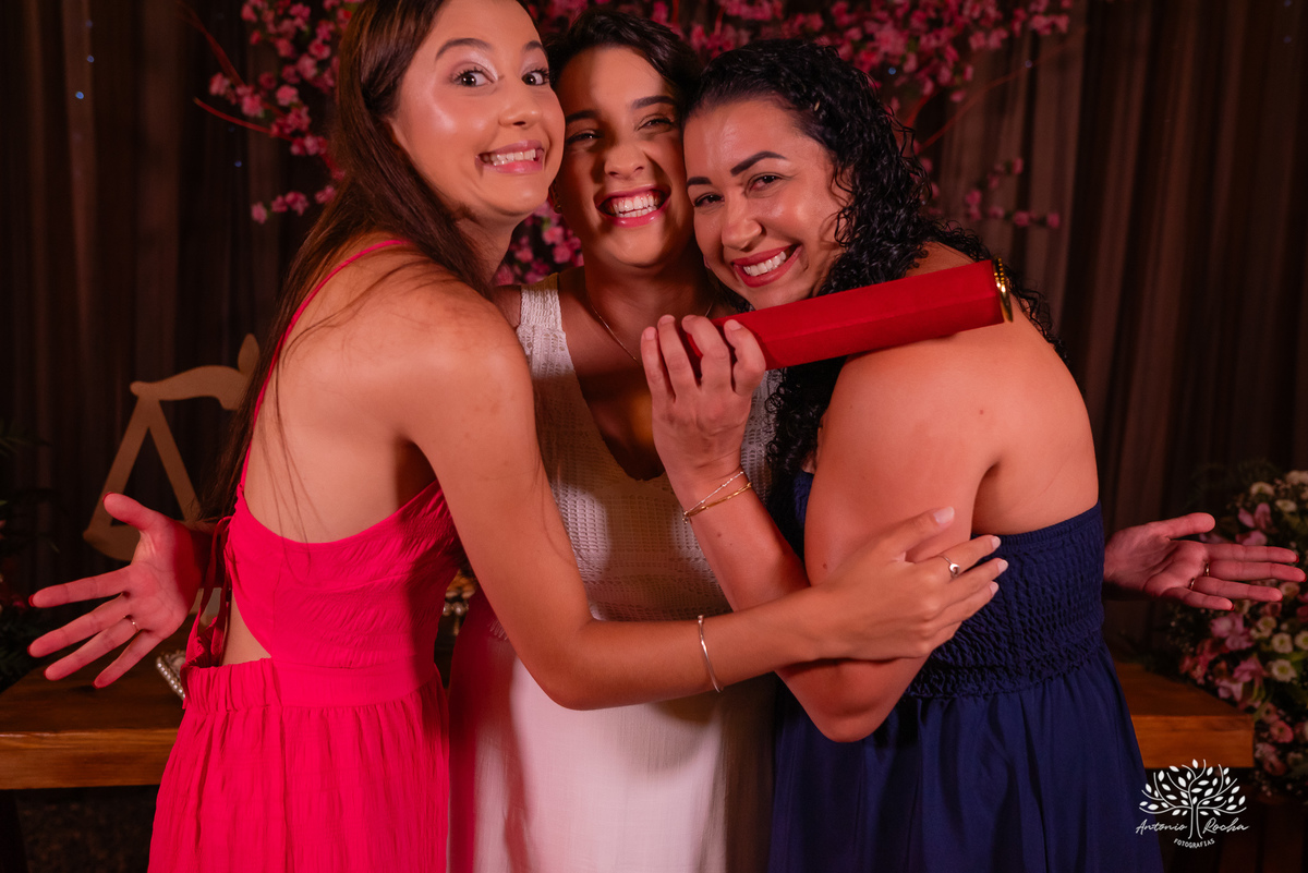 formatura - Direito - UFRGS - celebração - família - amigos - emoção - gratidão - conquista - pizzaria - raízes - colação de grau - festa - fotografia - memórias - alegria - sucesso - trajetória - abraços - momentos especiais-cerro grande do sul - pelotas