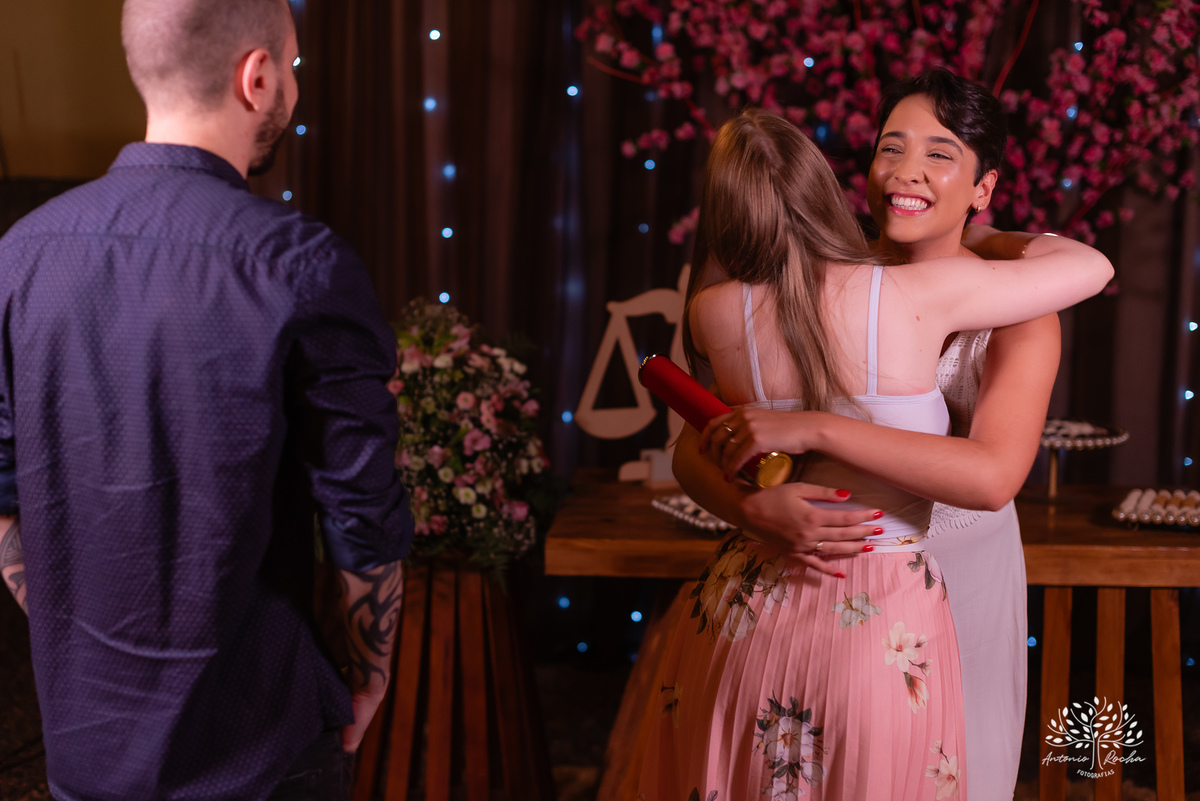 formatura - Direito - UFRGS - celebração - família - amigos - emoção - gratidão - conquista - pizzaria - raízes - colação de grau - festa - fotografia - memórias - alegria - sucesso - trajetória - abraços - momentos especiais-cerro grande do sul - pelotas