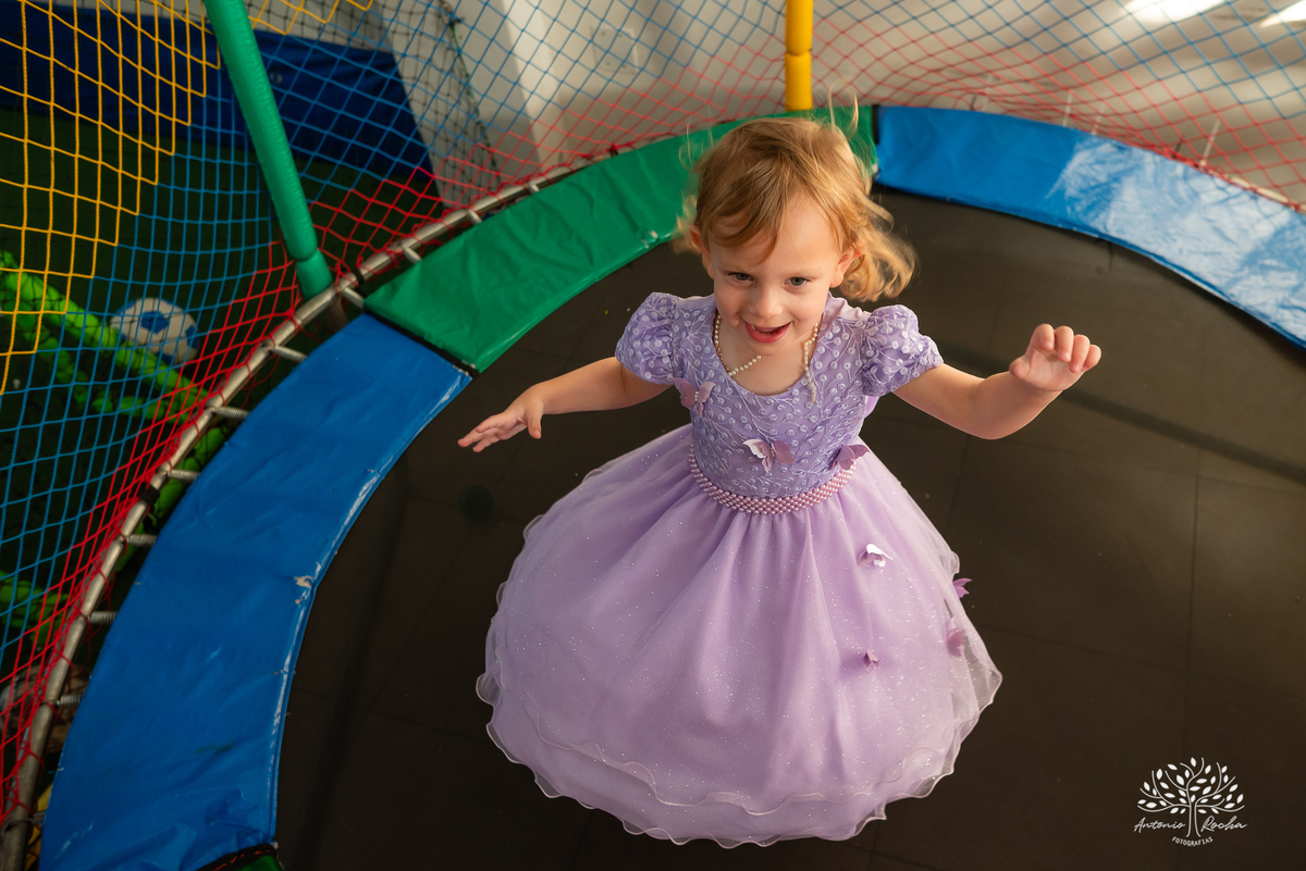 aniversário - Maria Antônia - festa infantil - Jardim de Borboletas - decoração - alegria - diversão - brincadeiras - cama elástica - carro motorizado - roda-roda - tombo legal - família - amigos - amor - celebração – Pelotas – Antonio Rocha Fotografias