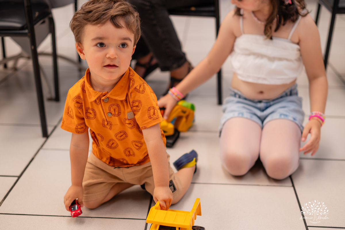 aniversário infantil - fotografia infantil - festa de aniversário - irmãos - fotografia profissional - alegria - comemoração - infância - fotos espontâneas - família - recordações - amor - Pelotas - Cliff Kids - Antonio Rocha Fotografias