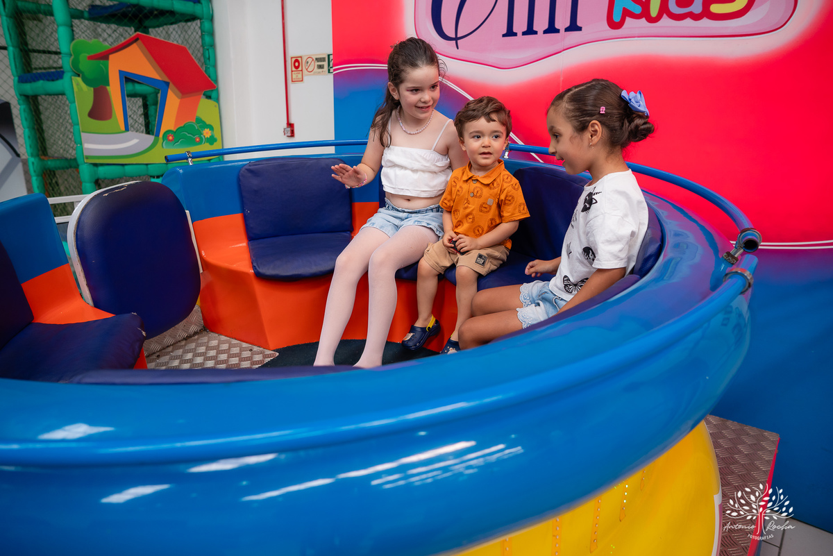 aniversário infantil - fotografia infantil - festa de aniversário - irmãos - fotografia profissional - alegria - comemoração - infância - fotos espontâneas - família - recordações - amor - Pelotas - Cliff Kids - Antonio Rocha Fotografias