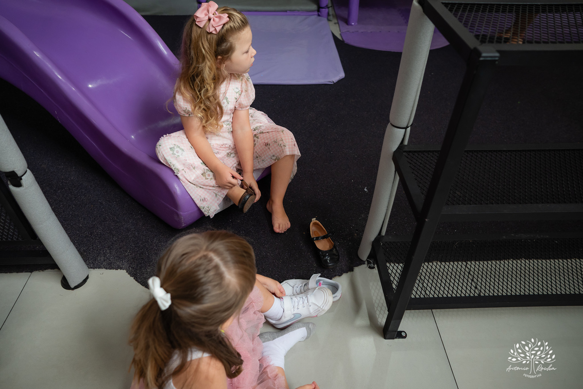 primeiro aninho - festa infantil - fotografia de aniversário - fotógrafo de crianças - fotografia infantil - aniversário de 1 ano - ensaio infantil - irmã mais velha - registro afetivo - Antonio Rocha Fotografias - fotografia espontânea - Pelotas -Adoleta