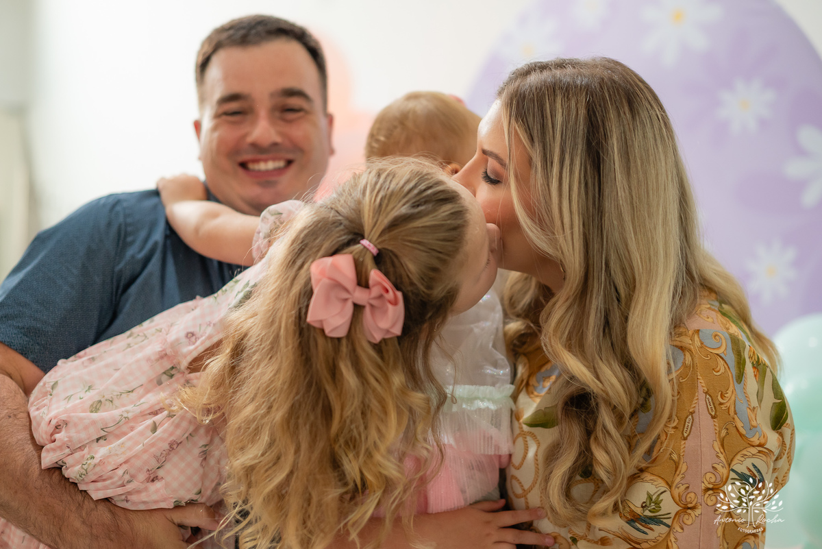 primeiro aninho - festa infantil - fotografia de aniversário - fotógrafo de crianças - fotografia infantil - aniversário de 1 ano - ensaio infantil - irmã mais velha - registro afetivo - Antonio Rocha Fotografias - fotografia espontânea - Pelotas -Adoleta