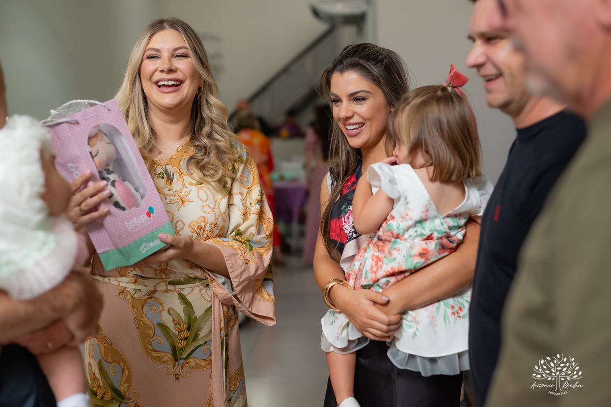 primeiro aninho - festa infantil - fotografia de aniversário - fotógrafo de crianças - fotografia infantil - aniversário de 1 ano - ensaio infantil - irmã mais velha - registro afetivo - Antonio Rocha Fotografias - fotografia espontânea - Pelotas -Adoleta