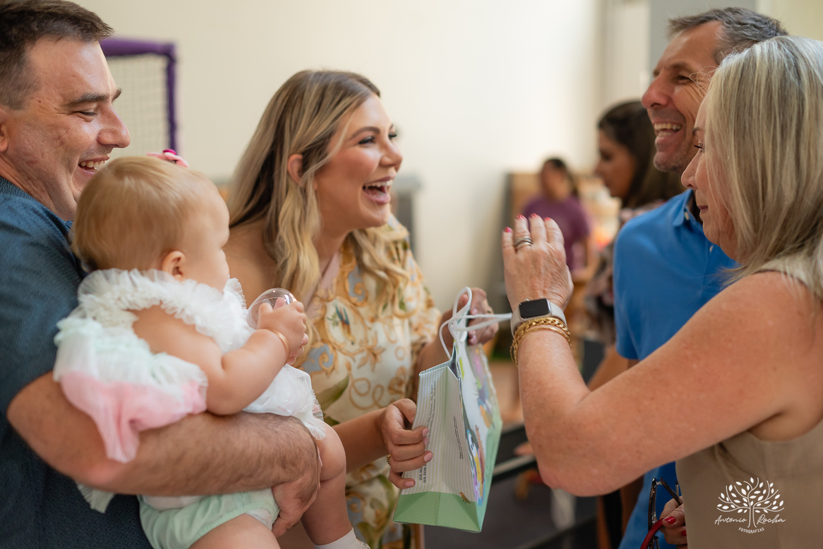 primeiro aninho - festa infantil - fotografia de aniversário - fotógrafo de crianças - fotografia infantil - aniversário de 1 ano - ensaio infantil - irmã mais velha - registro afetivo - Antonio Rocha Fotografias - fotografia espontânea - Pelotas -Adoleta