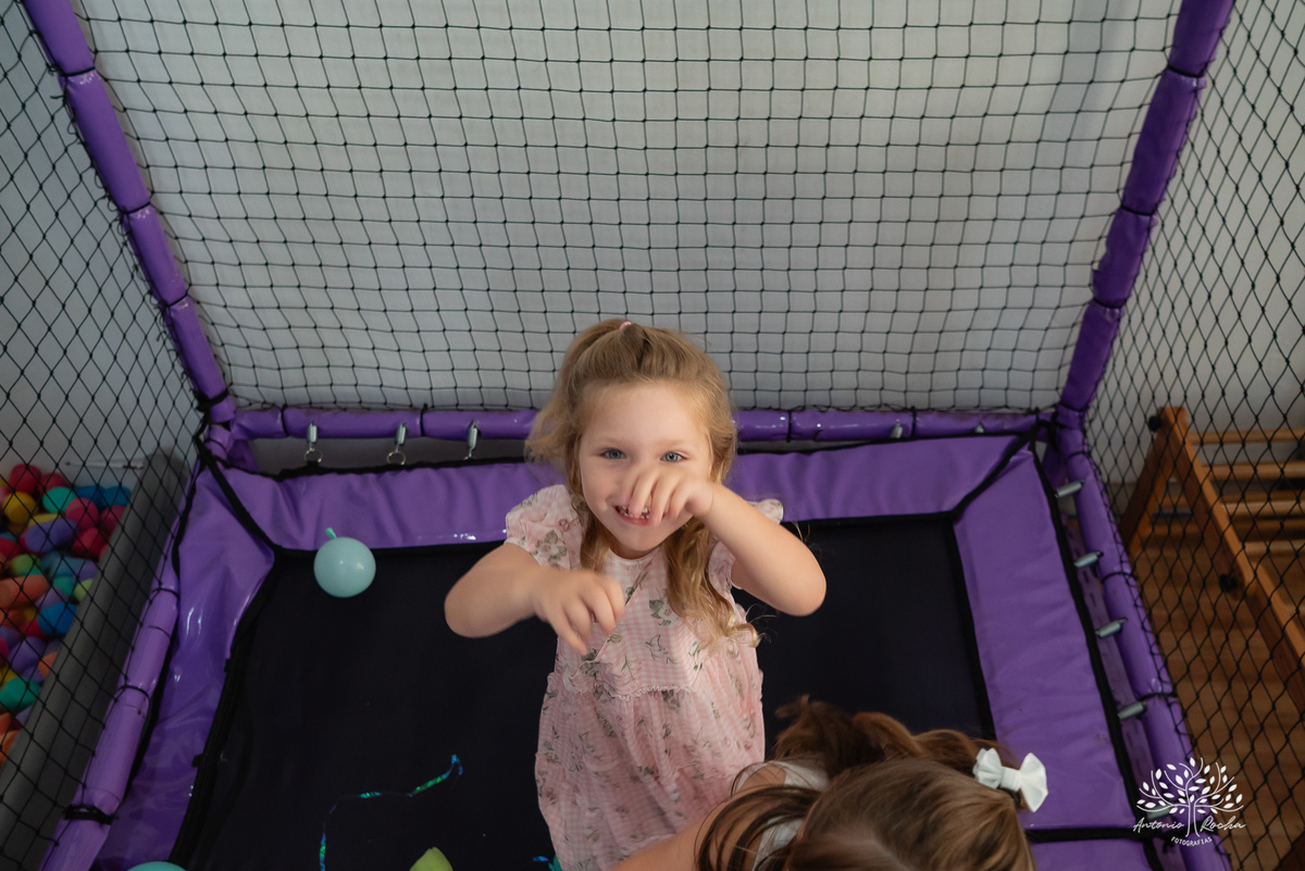 primeiro aninho - festa infantil - fotografia de aniversário - fotógrafo de crianças - fotografia infantil - aniversário de 1 ano - ensaio infantil - irmã mais velha - registro afetivo - Antonio Rocha Fotografias - fotografia espontânea - Pelotas -Adoleta