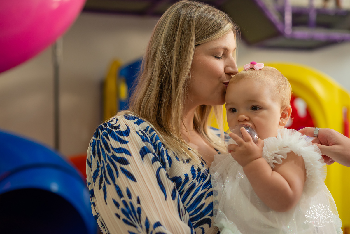 primeiro aninho - festa infantil - fotografia de aniversário - fotógrafo de crianças - fotografia infantil - aniversário de 1 ano - ensaio infantil - irmã mais velha - registro afetivo - Antonio Rocha Fotografias - fotografia espontânea - Pelotas -Adoleta