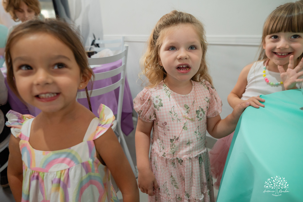 primeiro aninho - festa infantil - fotografia de aniversário - fotógrafo de crianças - fotografia infantil - aniversário de 1 ano - ensaio infantil - irmã mais velha - registro afetivo - Antonio Rocha Fotografias - fotografia espontânea - Pelotas -Adoleta