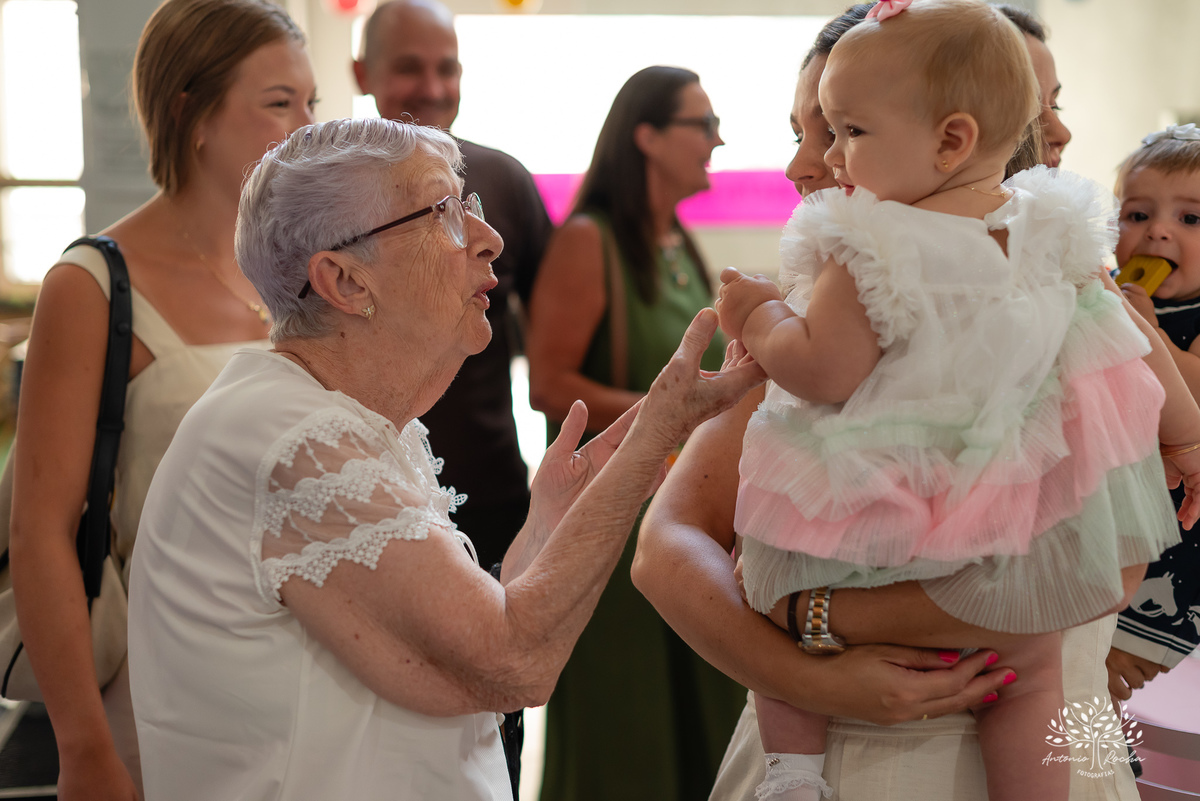 primeiro aninho - festa infantil - fotografia de aniversário - fotógrafo de crianças - fotografia infantil - aniversário de 1 ano - ensaio infantil - irmã mais velha - registro afetivo - Antonio Rocha Fotografias - fotografia espontânea - Pelotas -Adoleta