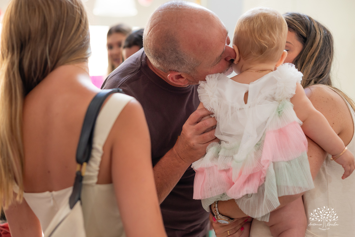 primeiro aninho - festa infantil - fotografia de aniversário - fotógrafo de crianças - fotografia infantil - aniversário de 1 ano - ensaio infantil - irmã mais velha - registro afetivo - Antonio Rocha Fotografias - fotografia espontânea - Pelotas -Adoleta