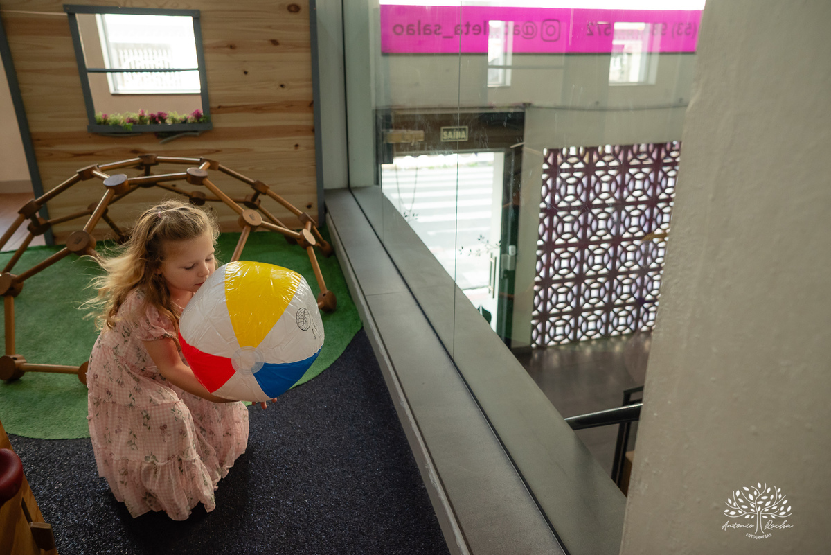 primeiro aninho - festa infantil - fotografia de aniversário - fotógrafo de crianças - fotografia infantil - aniversário de 1 ano - ensaio infantil - irmã mais velha - registro afetivo - Antonio Rocha Fotografias - fotografia espontânea - Pelotas -Adoleta