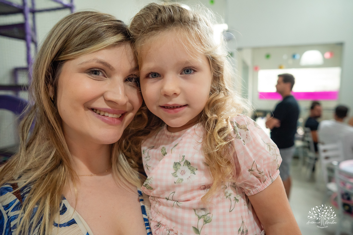 primeiro aninho - festa infantil - fotografia de aniversário - fotógrafo de crianças - fotografia infantil - aniversário de 1 ano - ensaio infantil - irmã mais velha - registro afetivo - Antonio Rocha Fotografias - fotografia espontânea - Pelotas -Adoleta