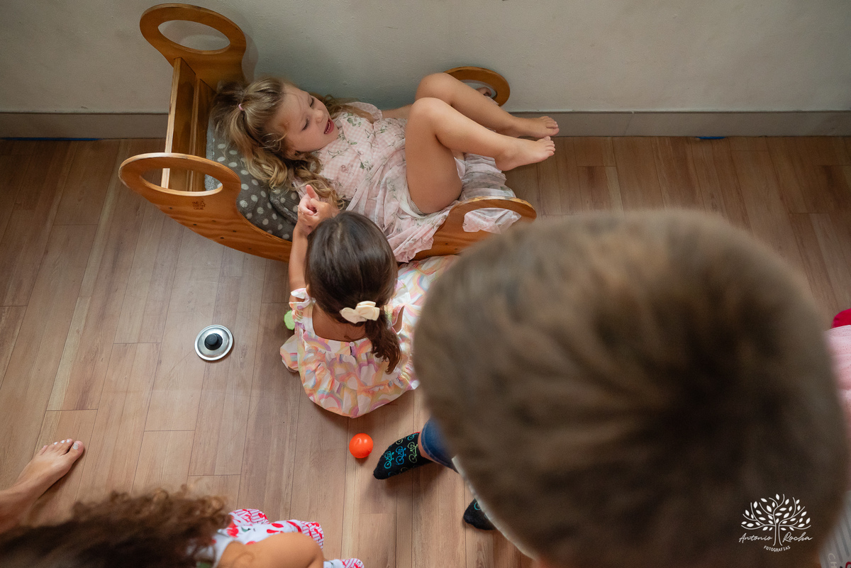 primeiro aninho - festa infantil - fotografia de aniversário - fotógrafo de crianças - fotografia infantil - aniversário de 1 ano - ensaio infantil - irmã mais velha - registro afetivo - Antonio Rocha Fotografias - fotografia espontânea - Pelotas -Adoleta