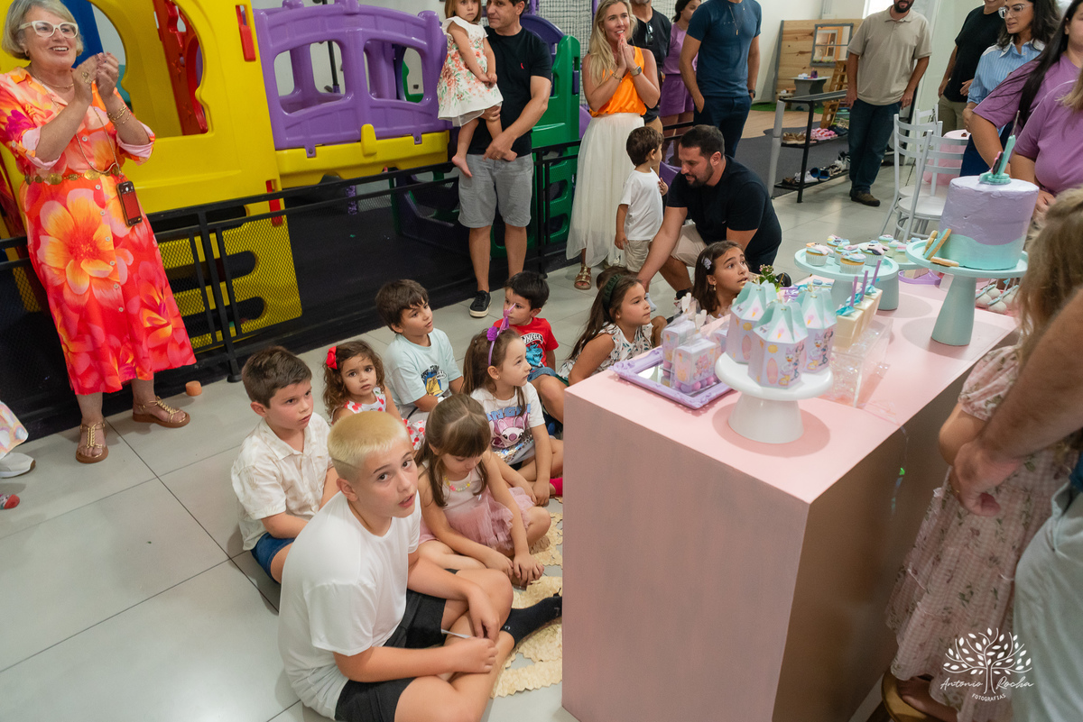 primeiro aninho - festa infantil - fotografia de aniversário - fotógrafo de crianças - fotografia infantil - aniversário de 1 ano - ensaio infantil - irmã mais velha - registro afetivo - Antonio Rocha Fotografias - fotografia espontânea - Pelotas -Adoleta