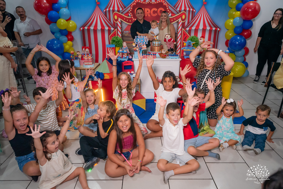 aniversário-infantil - primeiro-aninho - festa-de-1-ano - fotógrafo-infantil - fotografia-de-aniversário - Antonio-Rocha-Fotografias - decoração-circo - festa-tema-circo - Cliff-Kids - fotografia-profissional - ensaio-infantil - circo-do-Théo - Pelotas