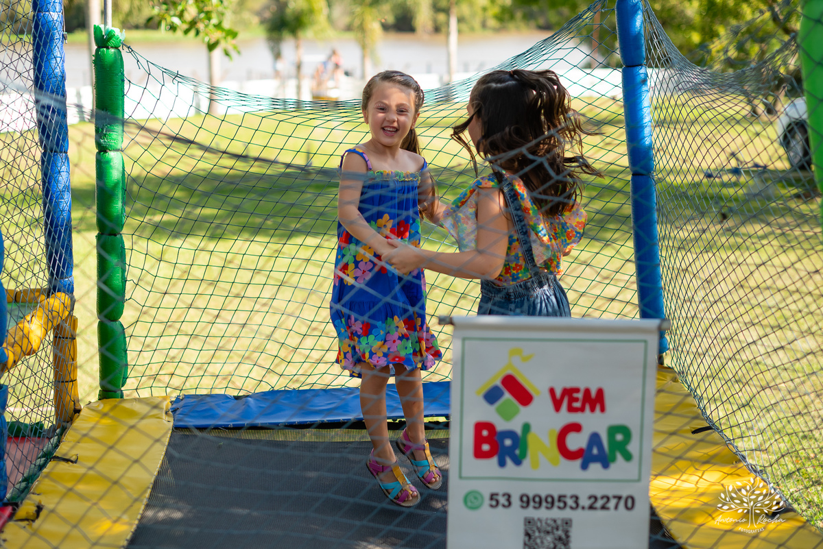 aniversário-infantil – fotografia-de-aniversário – fotógrafo-infantil - banho-de-chuva – memórias-da-infância – fotografia-afetiva – festa-infantil-ao-ar-livre – caça e pesca - Pelotas – fotografia-documental – fotografia-com-emoção – Antonio-Rocha