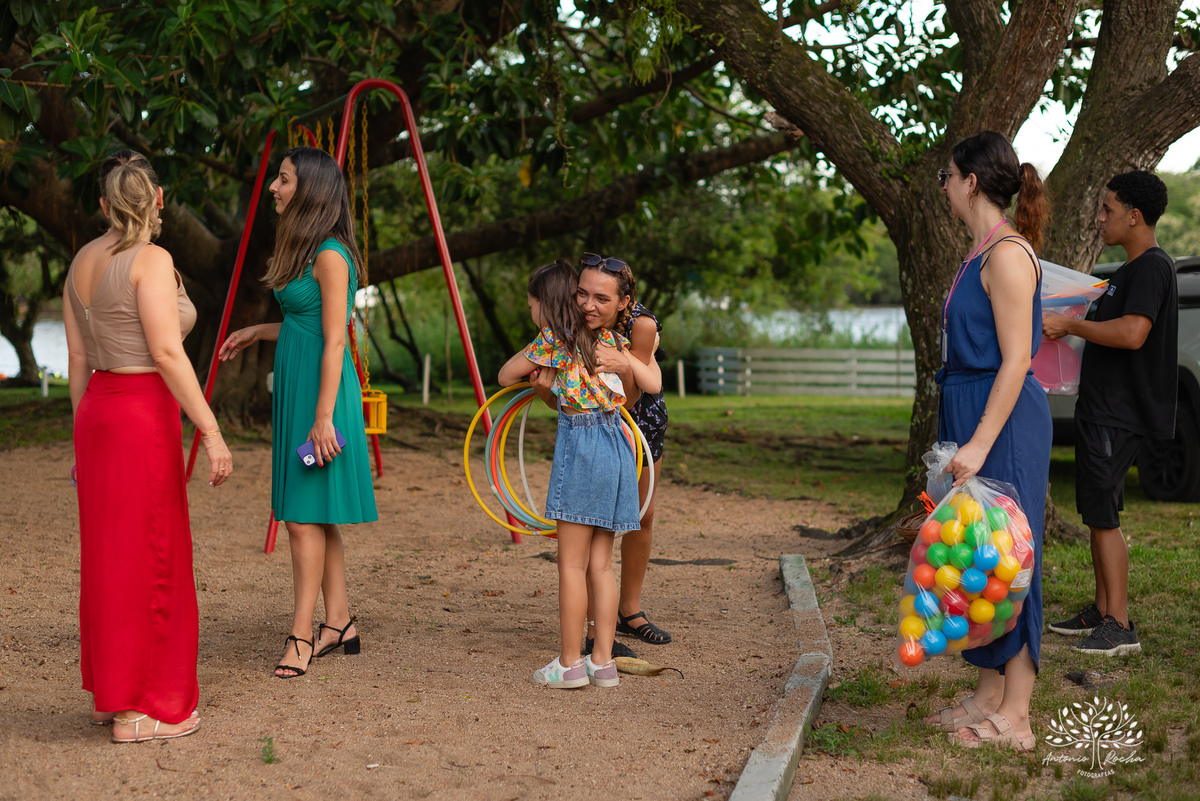 aniversário-infantil – fotografia-de-aniversário – fotógrafo-infantil - banho-de-chuva – memórias-da-infância – fotografia-afetiva – festa-infantil-ao-ar-livre – caça e pesca - Pelotas – fotografia-documental – fotografia-com-emoção – Antonio-Rocha