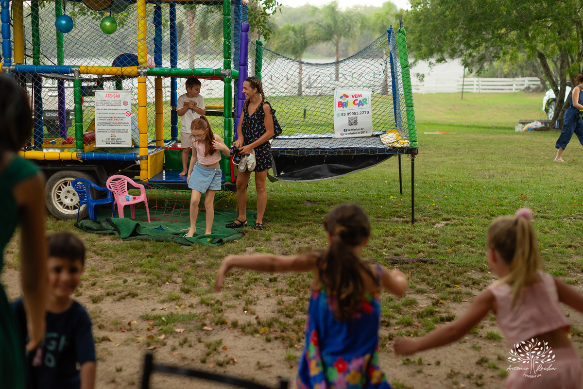 aniversário-infantil – fotografia-de-aniversário – fotógrafo-infantil - banho-de-chuva – memórias-da-infância – fotografia-afetiva – festa-infantil-ao-ar-livre – caça e pesca - Pelotas – fotografia-documental – fotografia-com-emoção – Antonio-Rocha