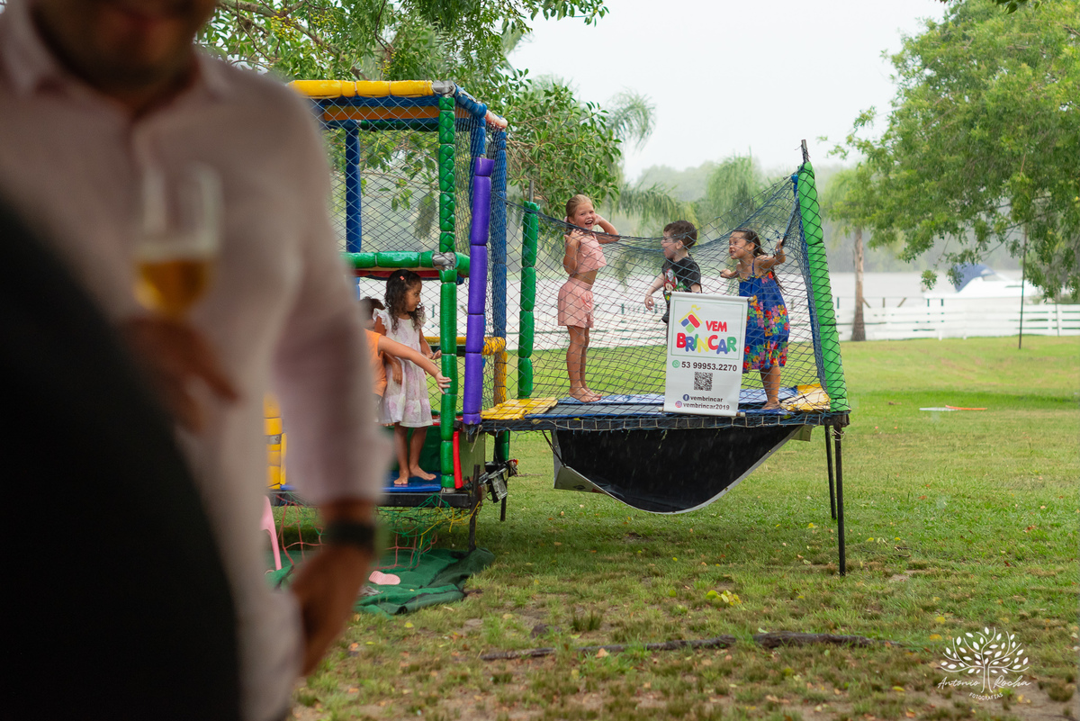 aniversário-infantil – fotografia-de-aniversário – fotógrafo-infantil - banho-de-chuva – memórias-da-infância – fotografia-afetiva – festa-infantil-ao-ar-livre – caça e pesca - Pelotas – fotografia-documental – fotografia-com-emoção – Antonio-Rocha