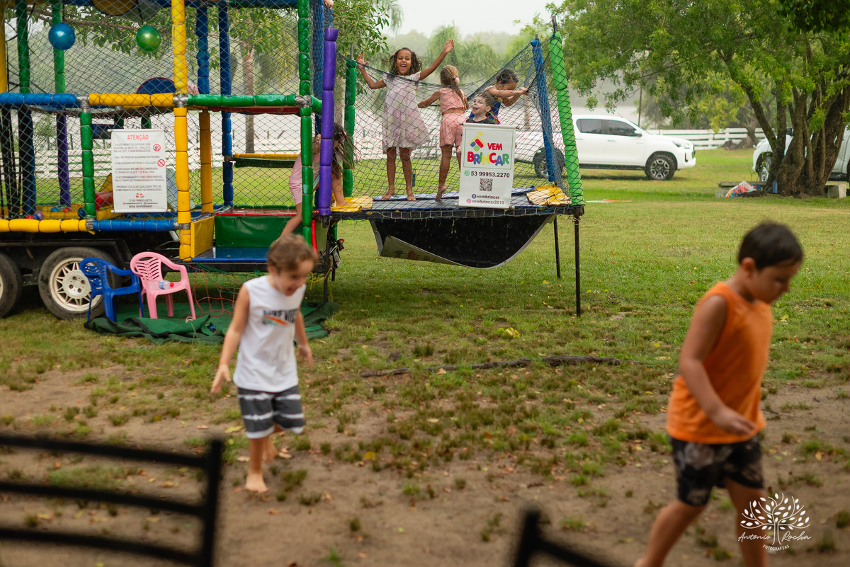 aniversário-infantil – fotografia-de-aniversário – fotógrafo-infantil - banho-de-chuva – memórias-da-infância – fotografia-afetiva – festa-infantil-ao-ar-livre – caça e pesca - Pelotas – fotografia-documental – fotografia-com-emoção – Antonio-Rocha