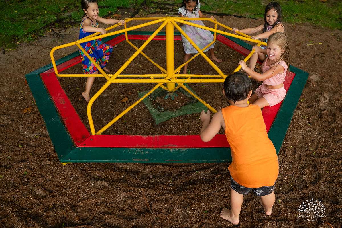 aniversário-infantil – fotografia-de-aniversário – fotógrafo-infantil - banho-de-chuva – memórias-da-infância – fotografia-afetiva – festa-infantil-ao-ar-livre – caça e pesca - Pelotas – fotografia-documental – fotografia-com-emoção – Antonio-Rocha