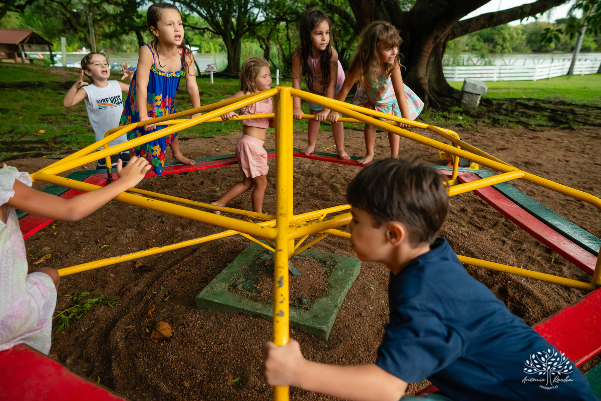 aniversário-infantil – fotografia-de-aniversário – fotógrafo-infantil - banho-de-chuva – memórias-da-infância – fotografia-afetiva – festa-infantil-ao-ar-livre – caça e pesca - Pelotas – fotografia-documental – fotografia-com-emoção – Antonio-Rocha